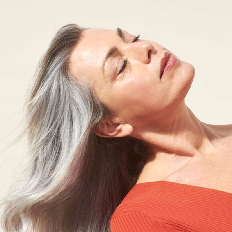 Photo d'une femme qui porte une poudre de soleil.