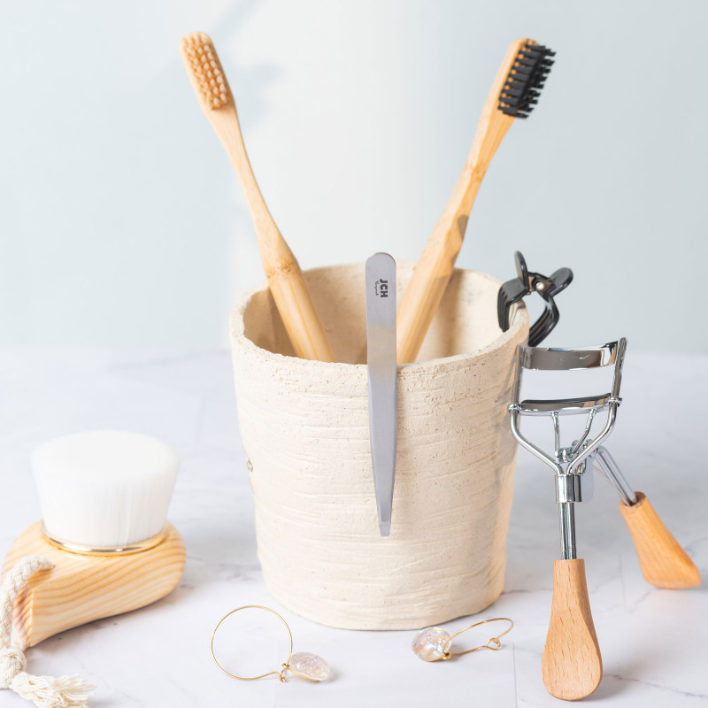 Photo d'ambiance des brosses à dents en charbon de chez JCH Respect.